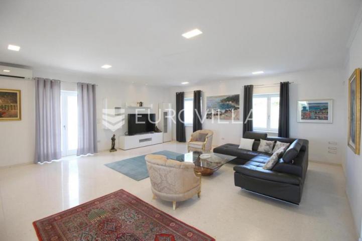 Istra, Kanfanar, prekrasna kuća 450 m² na velikom imanju od 1900 m²