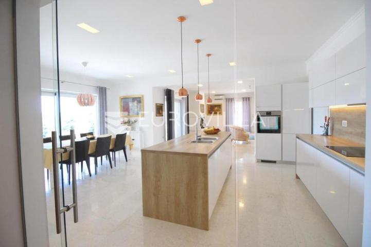 Istra, Kanfanar, prekrasna kuća 450 m² na velikom imanju od 1900 m²