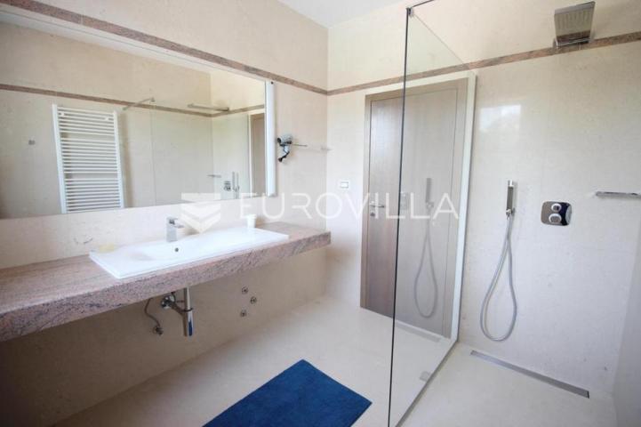 Istra, Kanfanar, prekrasna kuća 450 m² na velikom imanju od 1900 m²