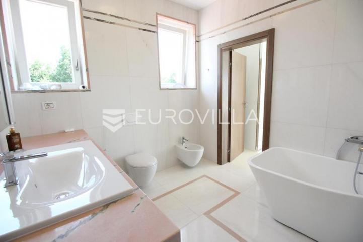 Istra, Kanfanar, prekrasna kuća 450 m² na velikom imanju od 1900 m²
