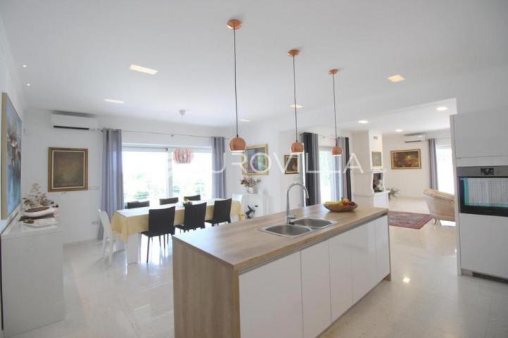 Istra, Kanfanar, prekrasna kuća 450 m² na velikom imanju od 1900 m²