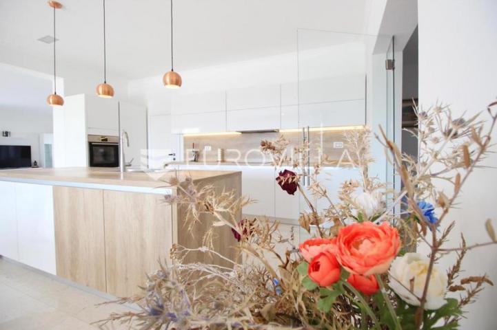 Istra, Kanfanar, prekrasna kuća 450 m² na velikom imanju od 1900 m²
