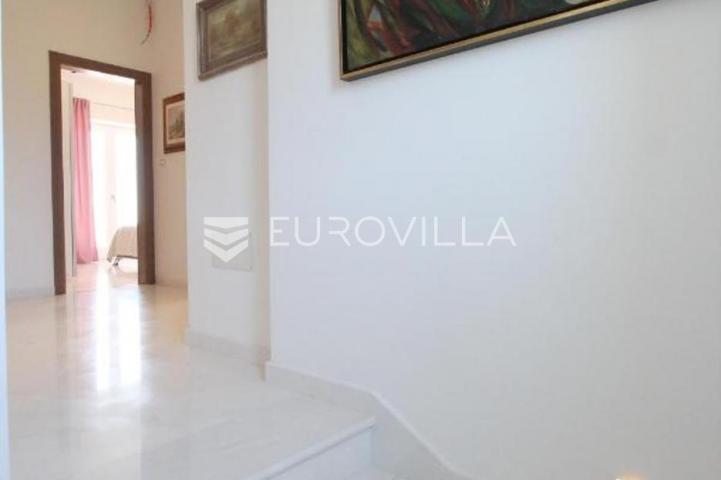 Istra, Kanfanar, prekrasna kuća 450 m² na velikom imanju od 1900 m²