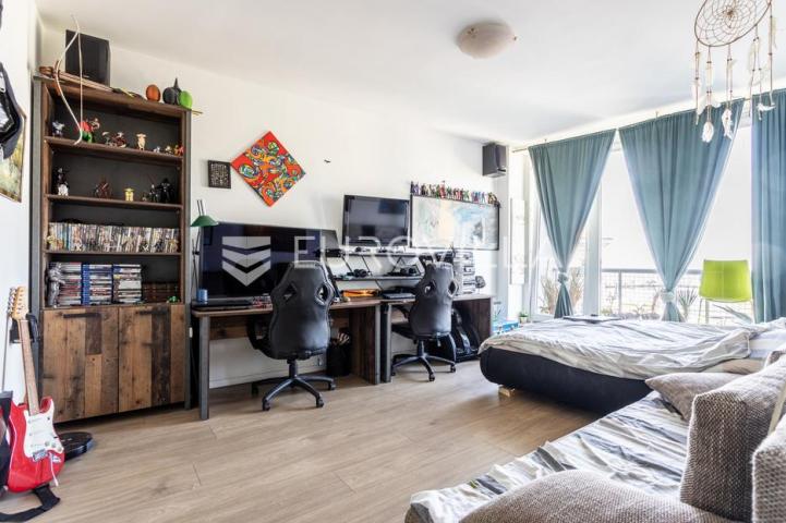 Split, Centar, prostrana etaža na izvrsnoj lokaciji s pogledom na more, 135 m²