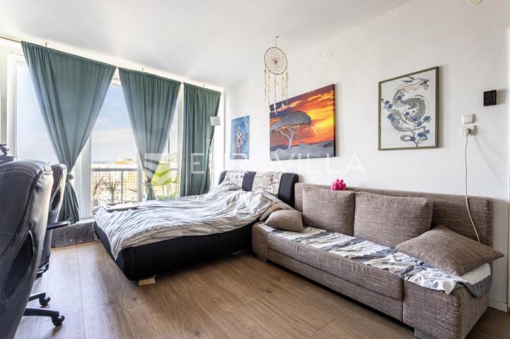 Split, Centar, prostrana etaža na izvrsnoj lokaciji s pogledom na more, 135 m²