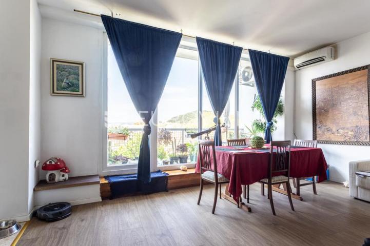 Split, Centar, prostrana etaža na izvrsnoj lokaciji s pogledom na more, 135 m²