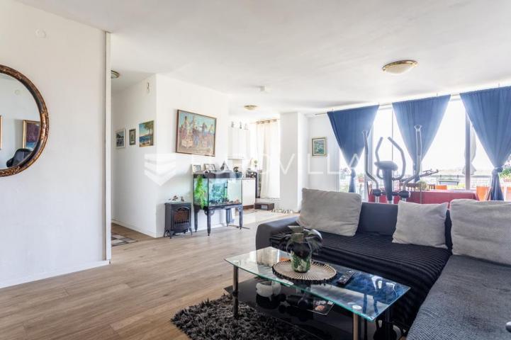 Split, Centar, prostrana etaža na izvrsnoj lokaciji s pogledom na more, 135 m²