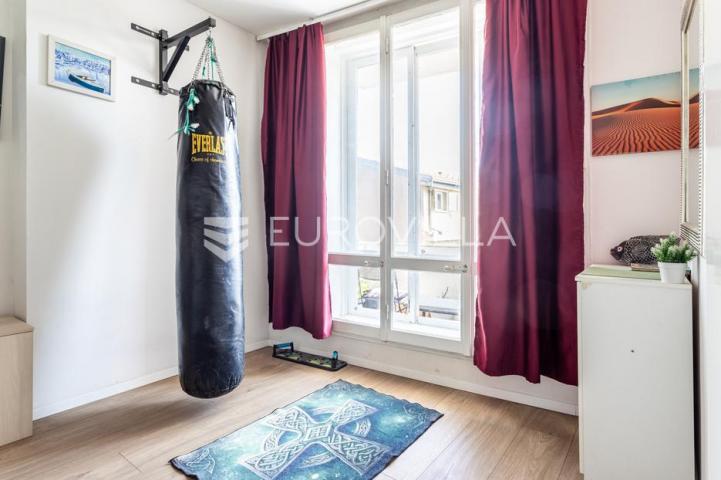 Split, Centar, prostrana etaža na izvrsnoj lokaciji s pogledom na more, 135 m²