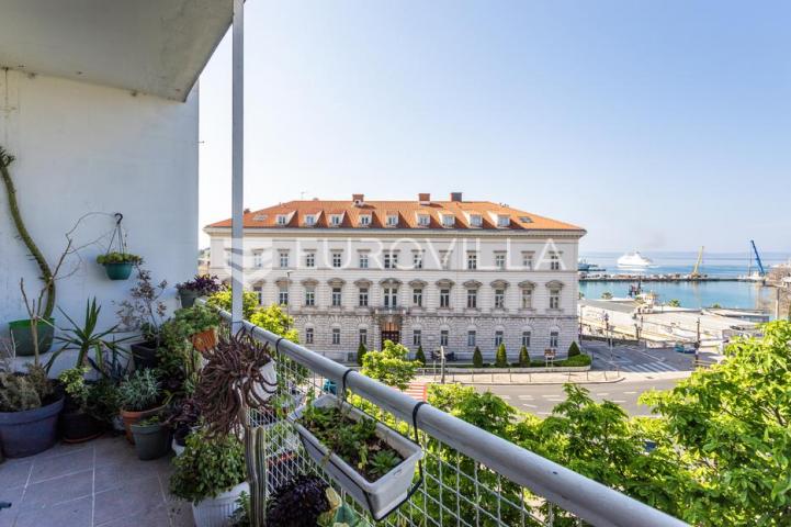 Split, Centar, prostrana etaža na izvrsnoj lokaciji s pogledom na more, 135 m²
