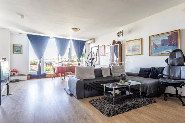 Split, Centar, prostrana etaža na izvrsnoj lokaciji s pogledom na more, 135 m²