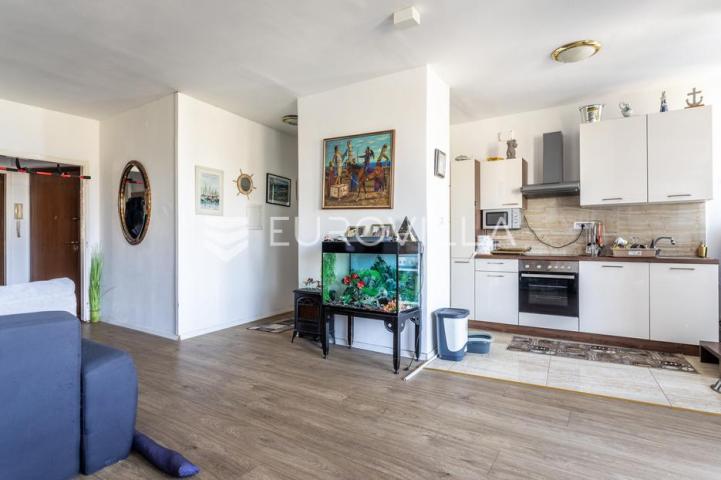Split, Centar, prostrana etaža na izvrsnoj lokaciji s pogledom na more, 135 m²