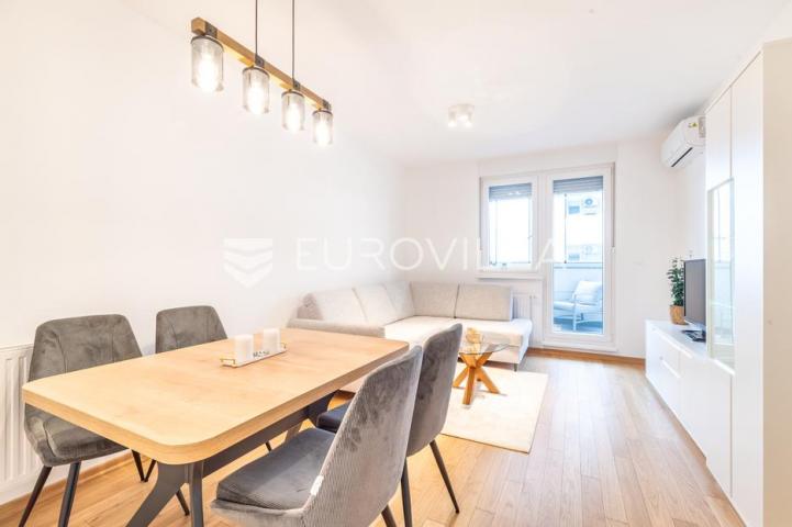 Zagreb, Savica, predivan trosoban stan površine 75 m² vanjsko parkirno mjesto