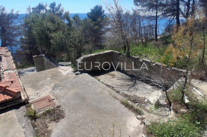 Omiš, Lokva Rogoznica, prostrano zemljište s kućom za adaptaciju i panoramskim pogledom na more