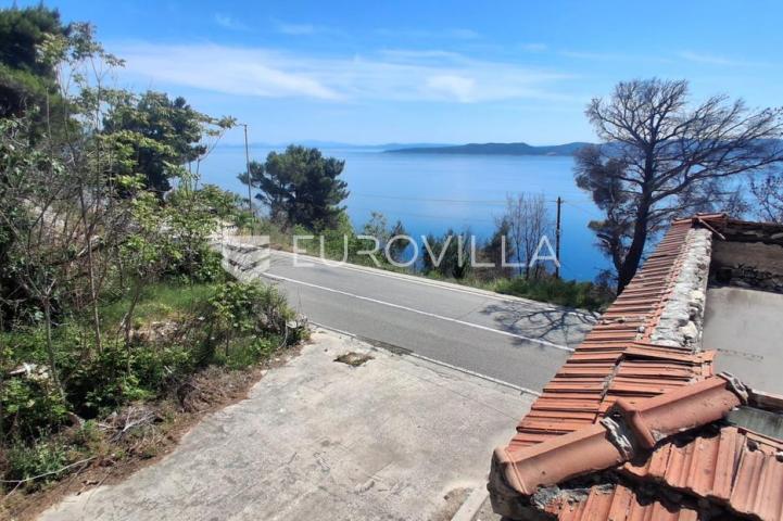 Omiš, Lokva Rogoznica, prostrano zemljište s kućom za adaptaciju i panoramskim pogledom na more