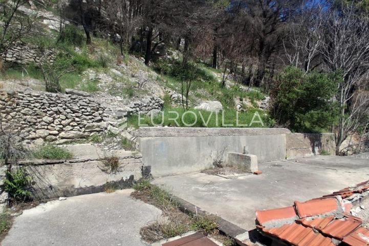 Omiš, Lokva Rogoznica, prostrano zemljište s kućom za adaptaciju i panoramskim pogledom na more