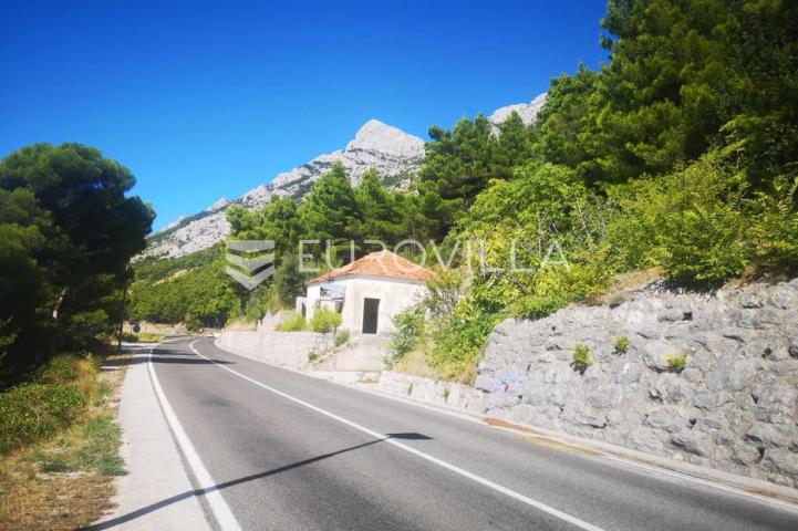 Omiš, Lokva Rogoznica, prostrano zemljište s kućom za adaptaciju i panoramskim pogledom na more