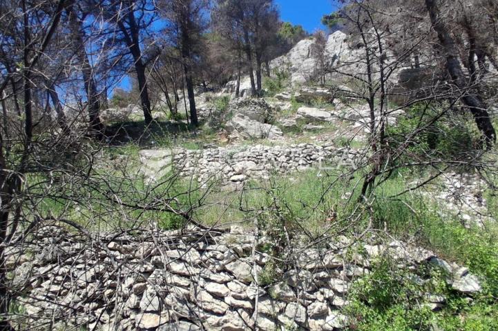 Omiš, Lokva Rogoznica, prostrano zemljište s kućom za adaptaciju i panoramskim pogledom na more