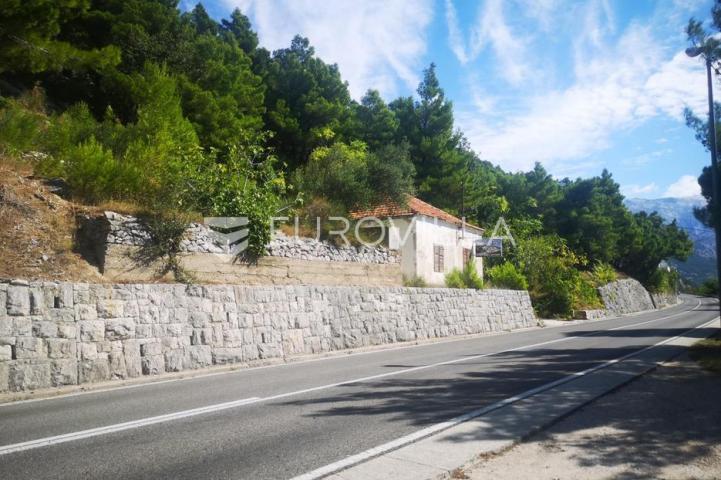 Omiš, Lokva Rogoznica, prostrano zemljište s kućom za adaptaciju i panoramskim pogledom na more