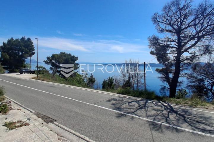 Omiš, Lokva Rogoznica, prostrano zemljište s kućom za adaptaciju i panoramskim pogledom na more