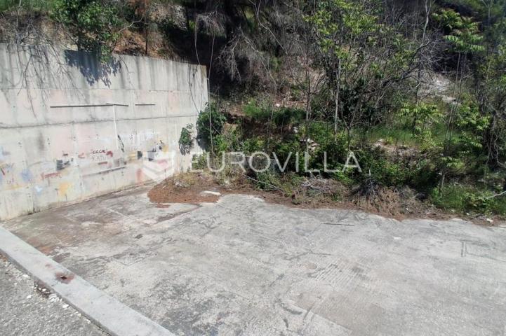 Omiš, Lokva Rogoznica, prostrano zemljište s kućom za adaptaciju i panoramskim pogledom na more
