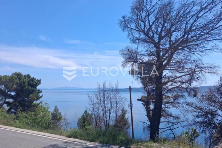 Omiš, Lokva Rogoznica, prostrano zemljište s kućom za adaptaciju i panoramskim pogledom na more