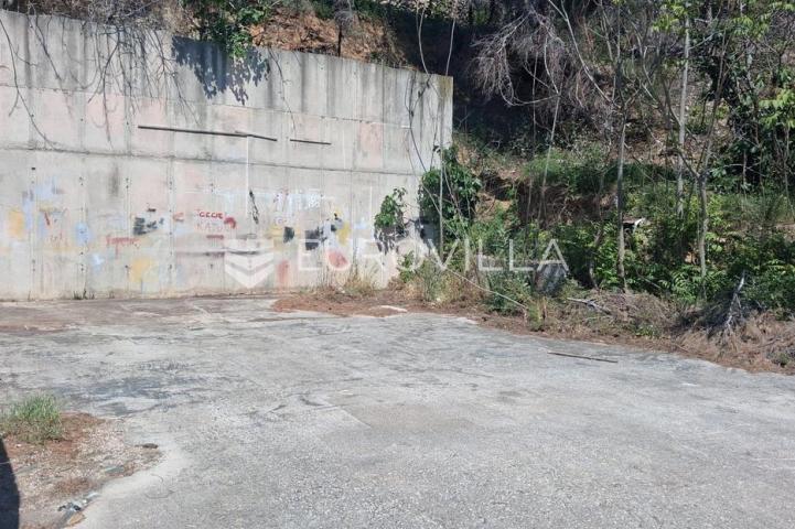 Omiš, Lokva Rogoznica, prostrano zemljište s kućom za adaptaciju i panoramskim pogledom na more