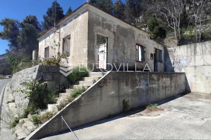 Omiš, Lokva Rogoznica, prostrano zemljište s kućom za adaptaciju i panoramskim pogledom na more