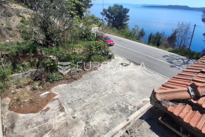 Omiš, Lokva Rogoznica, prostrano zemljište s kućom za adaptaciju i panoramskim pogledom na more