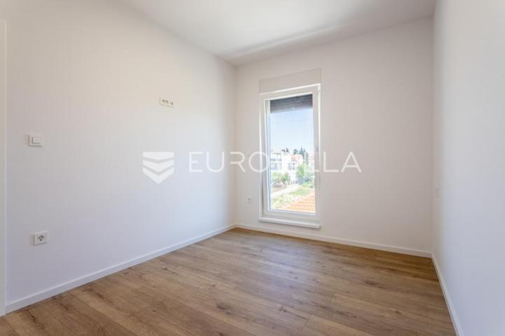 Srima, dvoetažni penthouse s prostranom terasom i pogledom na more