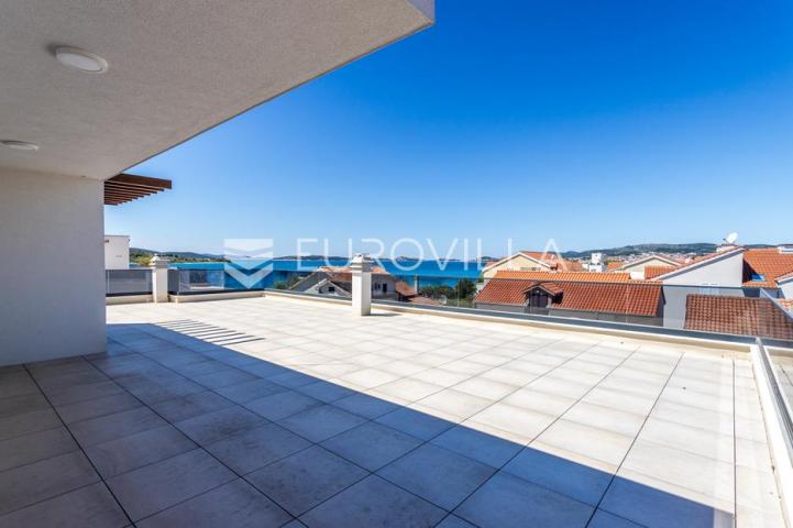 Srima, dvoetažni penthouse s prostranom terasom i pogledom na more