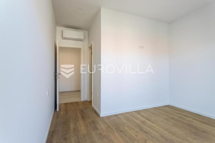 Srima, dvoetažni penthouse s prostranom terasom i pogledom na more