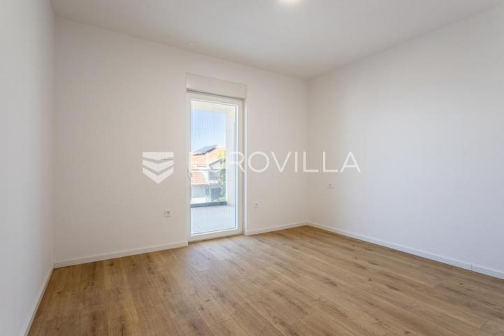 Srima, dvoetažni penthouse s prostranom terasom i pogledom na more