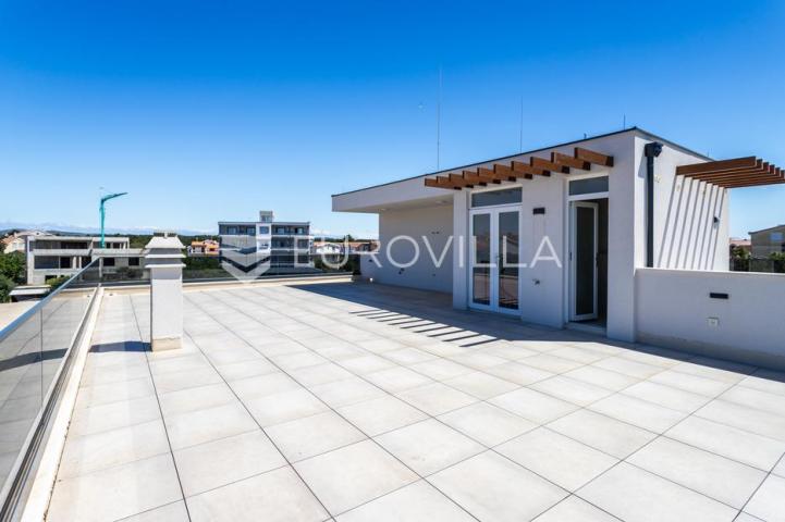 Srima, dvoetažni penthouse s prostranom terasom i pogledom na more