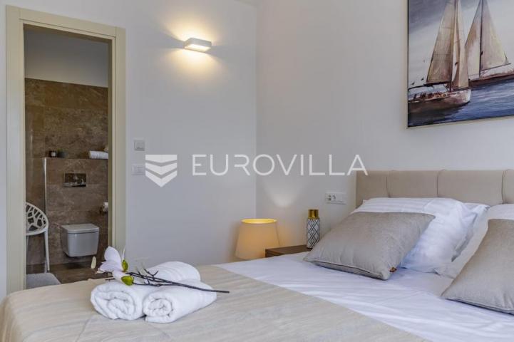 Istra, Rovinj, moderan stan 88 m² s dvije spavaće sobe s garažom i parkingom, pogled more