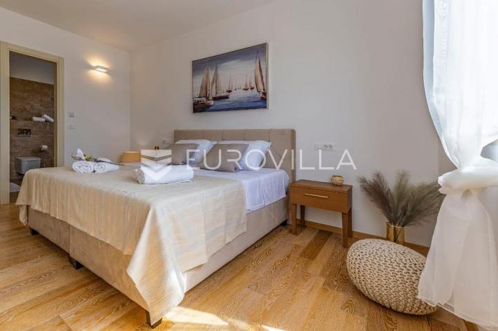 Istra, Rovinj, moderan stan 88 m² s dvije spavaće sobe s garažom i parkingom, pogled more