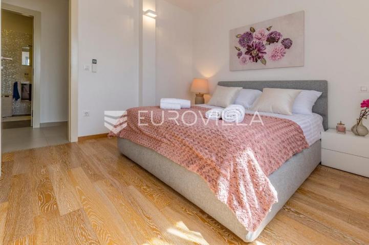 Istra, Rovinj, moderan stan 88 m² s dvije spavaće sobe s garažom i parkingom, pogled more