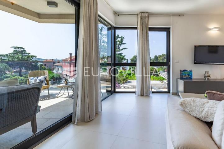 Istra, Rovinj, moderan stan 88 m² s dvije spavaće sobe s garažom i parkingom, pogled more