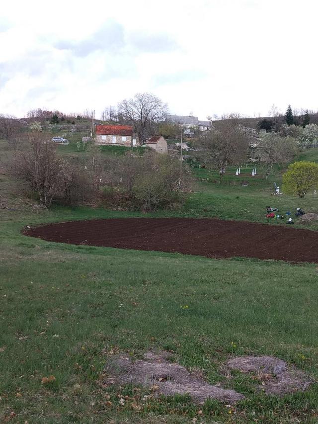 PRODAJE SE - Porodično imanje Dubače - Nikšić Crna Gora