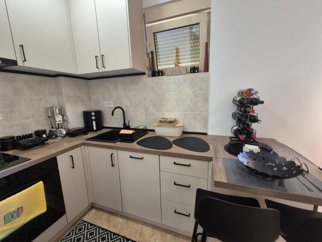 Kompletno opremljen studio 21m² na odličnoj lokaciji – Budva (300m od mora)