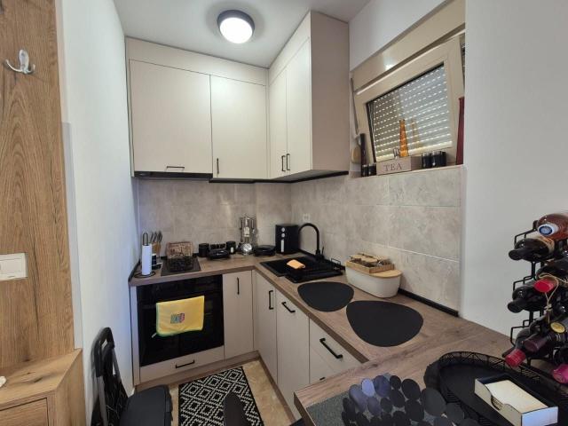 Kompletno opremljen studio 21m² na odličnoj lokaciji – Budva (300m od mora)