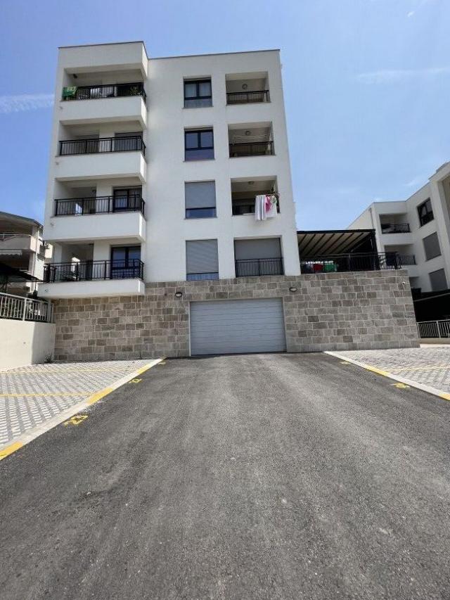 Jednosoban stan 48m² + terasa 90m² sa garažnim mestom – Tivat