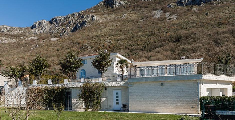 Luksuzna vila sa bazenom i panoramskim pogledom na more – Blizikuće, Budva