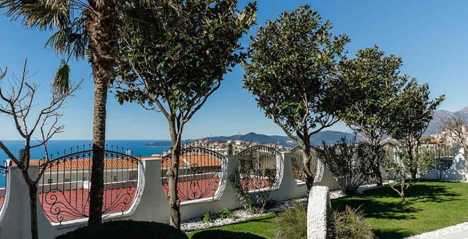 Luksuzna vila sa bazenom i panoramskim pogledom na more – Blizikuće, Budva