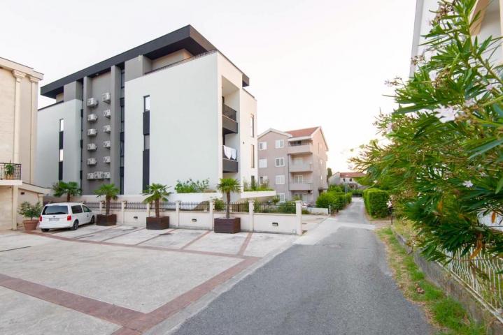 Jednosoban moderno opremljen stan 50m2 + 25m2 terase  sa garaznim mestom – Tivat (Na duzi period)