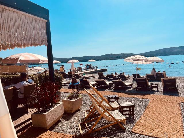 Jednosoban moderno opremljen stan 50m2 + 25m2 terase  sa garaznim mestom – Tivat (Na duzi period)