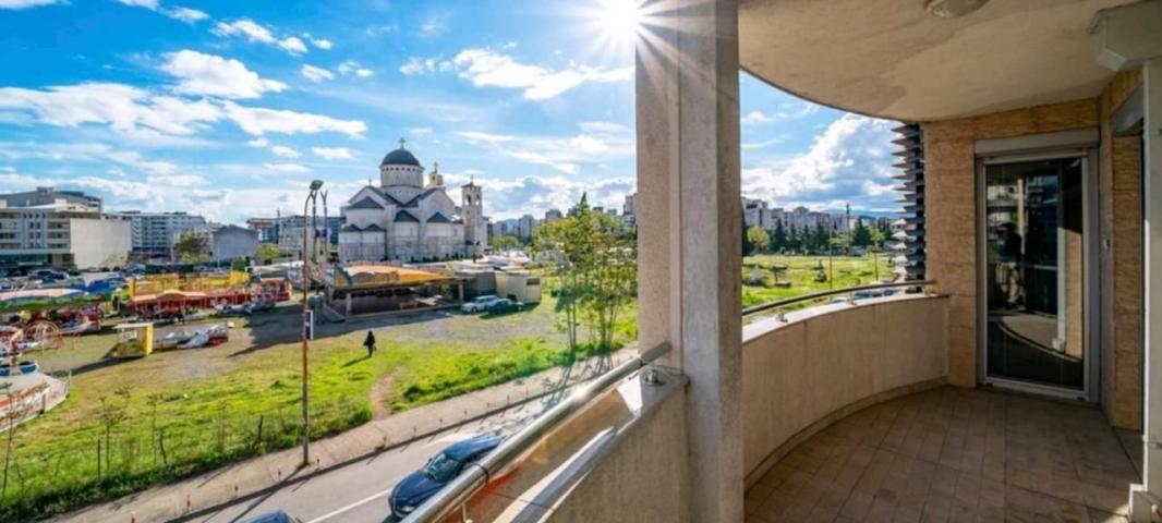 Luksuzan trosoban stan 140m2 – Preko Morače, Podgorica