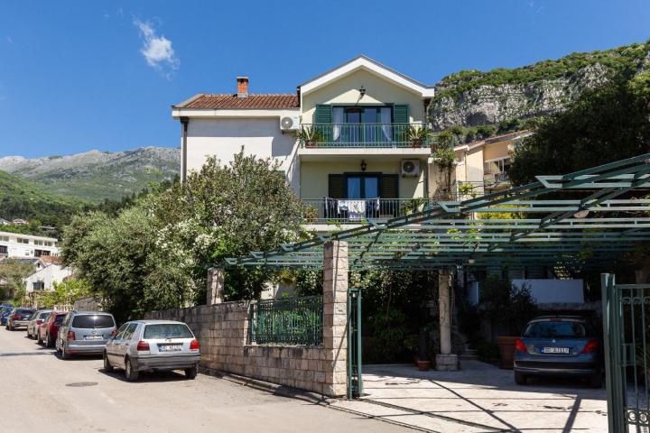 TOP PONUDA! Kuća 285m² sa tri stana u Budvi, Podkošljun – 500m od mora, odlična investicija, MOGUĆNO