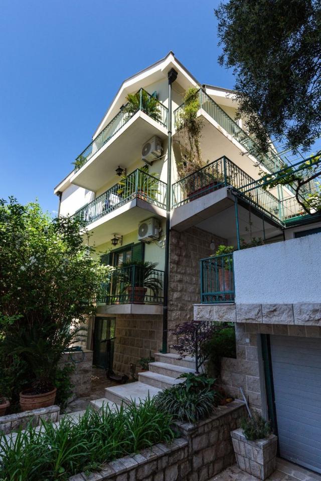 TOP PONUDA! Kuća 285m² sa tri stana u Budvi, Podkošljun – 500m od mora, odlična investicija, MOGUĆNO