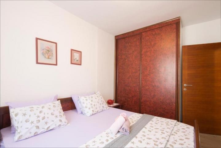 TOP PONUDA! Kuća 285m² sa tri stana u Budvi, Podkošljun – 500m od mora, odlična investicija, MOGUĆNO