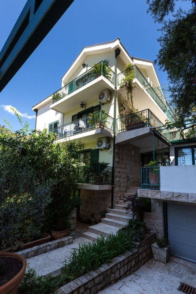 TOP PONUDA! Kuća 285m² sa tri stana u Budvi, Podkošljun – 500m od mora, odlična investicija, MOGUĆNO